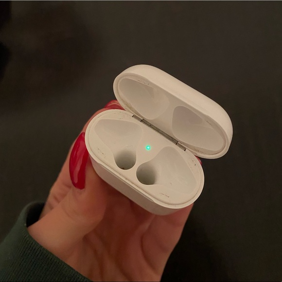 Apple AirPods “First Generation” Charging Case - Picture 2 of 3